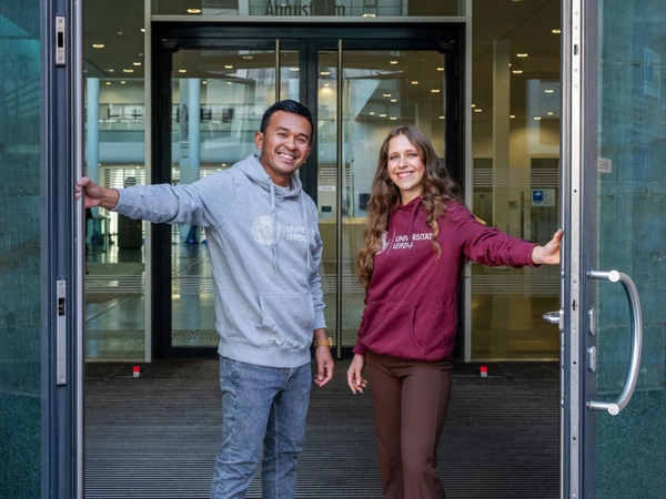 Die Universität Leipzig öffnet ihre Türen. Mit dabei sind auch die Studienbotschafter:innen. Foto: Kirsten Nijhof