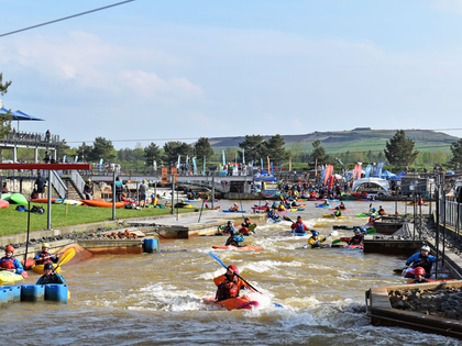 Buntes Treiben beim XXL-Paddelfestival 2023 im Kanupark Markkleeberg