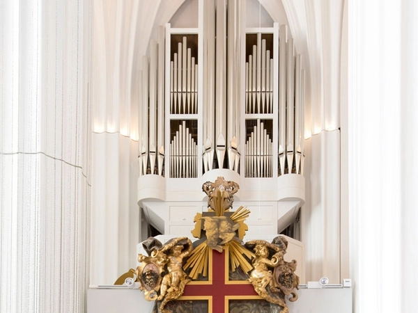 Die Schwalbennestorgel im Paulinum - Aula und Universitätskirche St. Pauli (im Vordergrund: Gedächtnismal Wilhelm von Ryssel). Foto: Universität Leipzig / Marion Wenzel