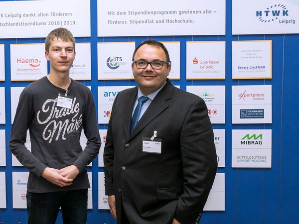 Informatik-Student und Stipendiat Marvin Jenkel (links) mit seinem Förderer Mike Eckenigk (ITS System GmbH), Foto: Swen Reichhold / HTWK Leipzig