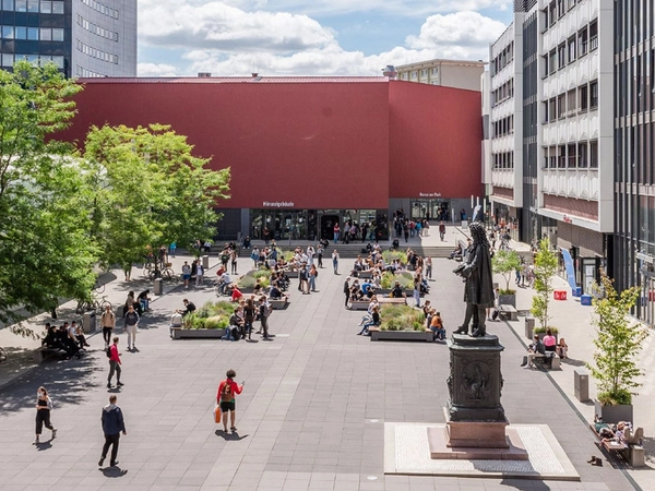 Das Leibnizforum füllt sich wieder: Das Wintersemester 2022/23 ist gestartet. Foto: Kirsten Nijhof / Universität Leipzig