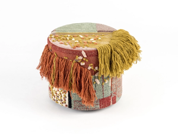 Lyk Carpet / Mareike Lienau (Düsseldorf): Pouf_Character Hilde, 2024 Handgesponnene, tibetische Hochlandschurwolle, pflanzlich gefärbt, Holzaufbau, handgeknüpft, H 47 DM 52 cm, Foto: Anne Deppe  Lyk Carpet / Mareike Lienau (Düsseldorf): Pouf_Character Hilde, 2024 Handgesponnene, tibetische Hochlandschurwolle, pflanzlich gefärbt, Holzaufbau, handgeknüpft, H 47 DM 52 cm, Foto: Anne Deppe