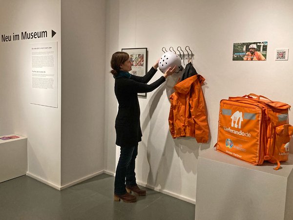 Museumsmitarbeiterin Ines Seefeld richtet die Präsentation für »Neu im Museum« im Alten Rathaus ein. Foto: Stadtgeschichtliches Museum Leipzig 