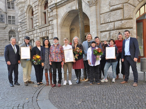 Die glücklichen Preisträger eingerahmt von Bürgermeister Thomas Fabian (links) und Laudator Christopher Zenker (rechts). Weitere Laudatorinnen waren Nuria Silvestre (4. von links) und Susann Hanske (5. von links), Foto: Stadt Leipzig
