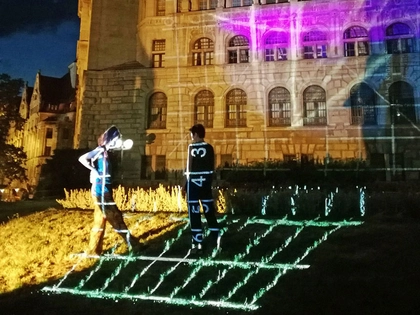 Jugendchor der Oper Leipzig eröffnet Lichtraum 5 vor dem Neuen Rathaus