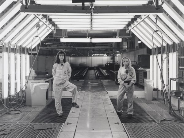Sharon Lockhart: Kathy Edwards and Candi Coker im Werk Spartanburg, USA 1998, Foto: MdbK 