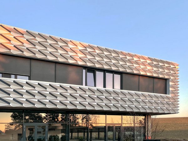 Die Fassade des Firmengebäudes von Aluform in Bad Rappenau-Bonfeld produziert dank Photovoltaik 10.000 Kilowattstunden Strom pro Jahr, Foto: Tim Friedrich / Aluform
