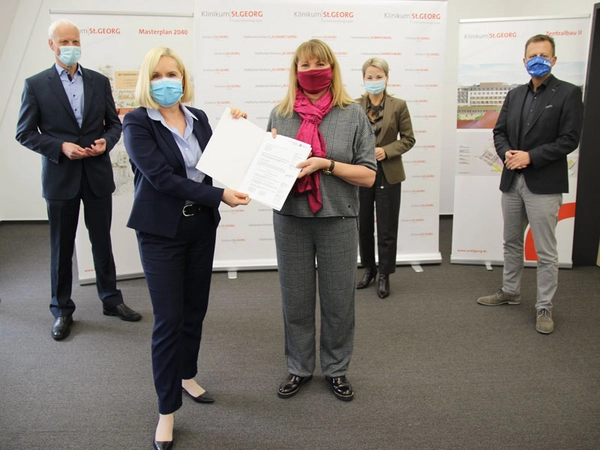 Wolf-Dietrich Rost, Dr. Iris Minde, Staatministerin Petra Köpping, Claudia Pfefferle und Torsten Bonew bei der Übergabe des Fördermittelbescheides, Foto: Felix Kurtze / Klinikum St. Georg