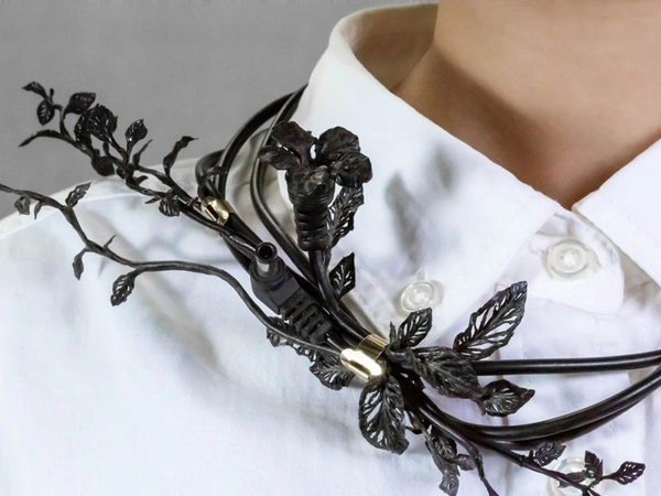 Chong Yan-xuan Kimberly, Branching in Bundles, found wire tubing, brass clips, Hong Kong, 2021, necklace