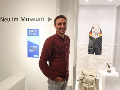 Zweifach Paralympics-Sieger Martin Schulz übergibt Triathlon-Anzug dem Sportmuseum Leipzig