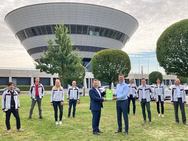 Geschäftsführung und Projektteam freuen sich über die Auszeichnung mit dem Award, Foto: Porsche AG - Leipzig