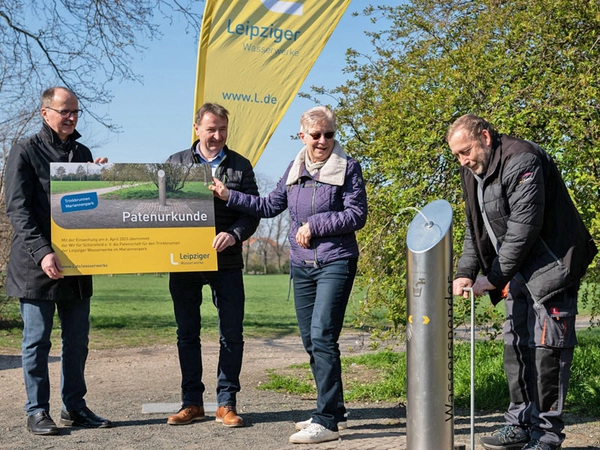Der Trinkbrunnen am Mariannenpark läuft. Die Leipziger Wasserwerke übergaben eine Patenurkunde an den Ortsteilverein. Mario Hoff (Wasserwerke), Holger Gasse, Petra Ertel und Denis Döhler vom Verein "Wir für Schönefeld e. V.". Foto: Leipziger Gruppe