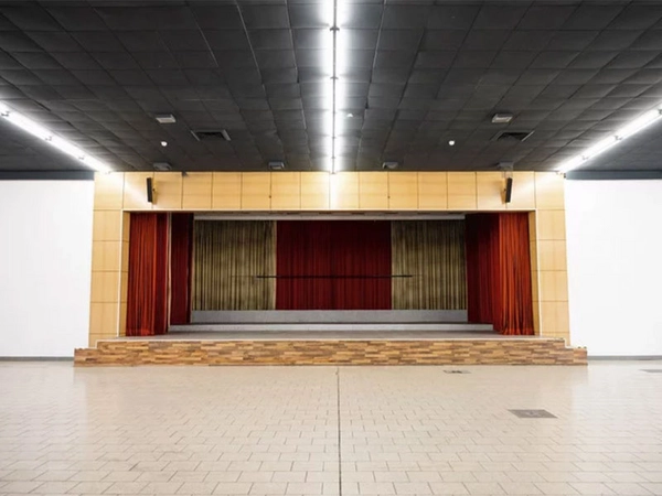 Die Kulturbühne in der Interimsspielstätte „ag(o)ra“ des Schauspiel Leipzig. Foto: Rolf Arnold