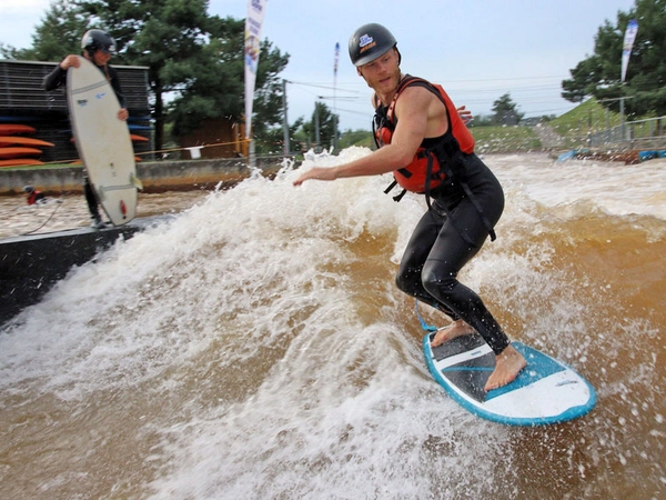 Im Kanupark kann auf zwei stehenden Wellen gesurft werden – nach dem offiziellen Saisonende wird am 21. Oktober für Anfänger und Profi-Surfer ein „Herbst Surf Special“ angeboten. Foto: www.kanupark-fotodienst.de