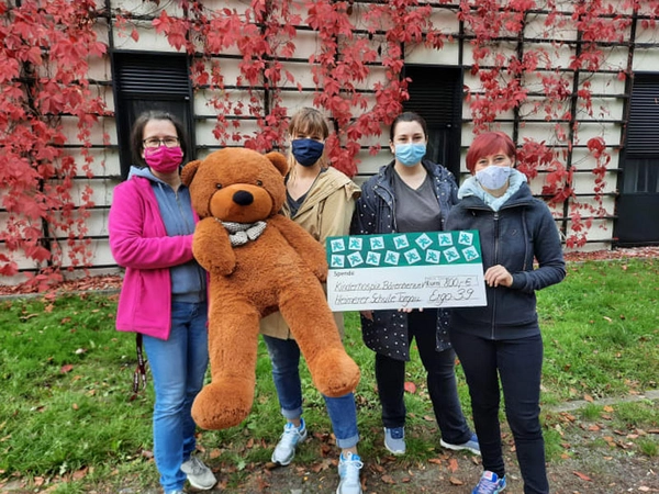 Kerstin Stadler vom Kinderhospiz Bärenherz nimmt den Spendenscheck von Lea Schnellschmidt, Patricia Buttgerereit und Lisa Michaelis entgegen, Foto: Bärenherz
