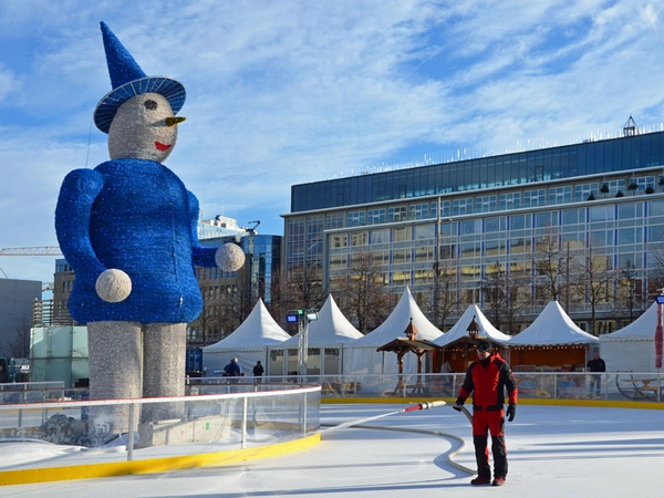 Die Eisbahn vom "Leipziger Eistraum" wird Schicht für Schicht aufgetragen bis sie 10 cm dick ist, Foto: Isabell Gradinger
