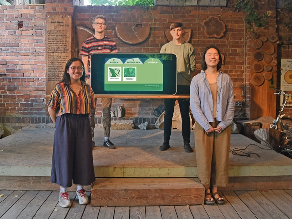 Delina Nguyen, Dylan Cottrell, Jannik Bauer und Lena Vu Dang (v.l.n.r.), Studierende der HTWK Leipzig, am neuen Infoterminal, Foto: HTWK Leipzig