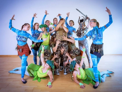 Kreativzentrum Grünau mit AVATAR-Tanzshow zur AVATAR 2-Filmstart im Cineplex Leipzig