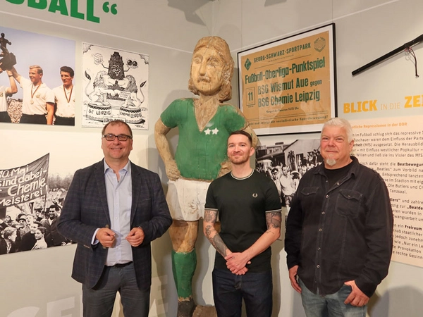 Dr. Anselm Hartinger ( Direktor Stadtgeschichtliches Museum Leipzig), Alexander Mennicke (Projektleitung & Kuration BSG Chemie Leipzig e.V.) und Jens Fuge (Projektleitung & Kuration BSG Chemie Leipzig e.V.) in der Ausstellung »Wir sind Leutzscher! BSG C