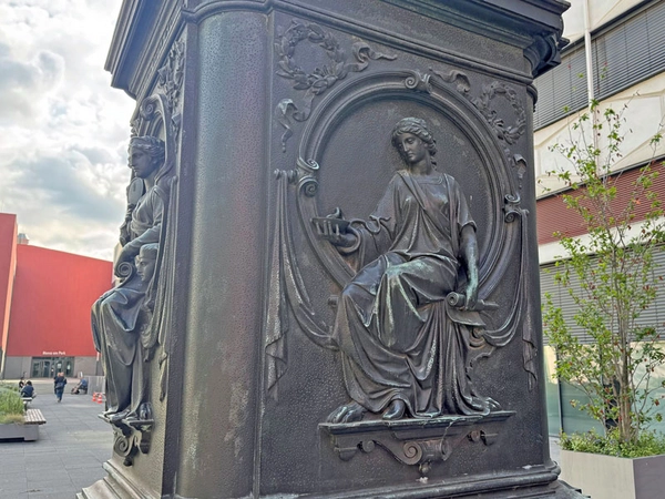 Leibniz-Denkmal im Innenhof der Universität Leipzig, Foto: Lana Wolf