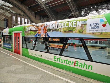 Regio-Shuttle der Erfurter Bahn wirbt für Familienurlaub in Leipzig und der Region