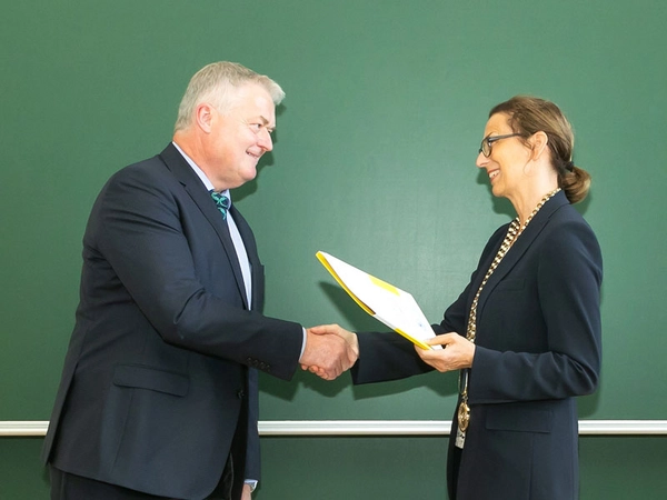 Prof. Gesine Grande, Rektorin der HTWK Leipzig, überreicht Siegfried Bülow die Bestellungsurkunde, Foto: HTWK Leipzig