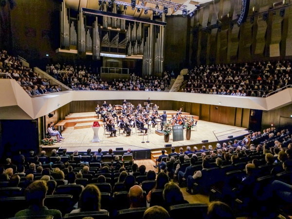 Die feierliche Immatrikulation der HTWK Leipzig findet alljährlich im Gewandhaus zu Leipzig statt (hier ein Bild von 2024). Foto: Anne Schwerin / HTWK Leipzig