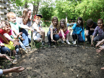 Ökolöwe bringt Kitas und Schulen in Leipzig zum Blühen