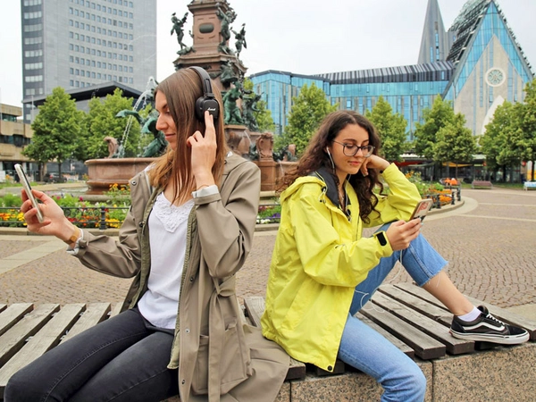 Studentinnen beim Hören des Podcast "REISEN REISEN", Foto: Andreas Schmidt
