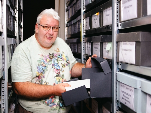 Botaniker Karl Heyde im Archiv, Foto: Johannes Amm Botaniker Karl Heyde im Archiv, Foto: Johannes Amm
