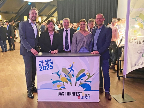 Stefan Schedler (Amt für Sport, Stadt Leipzig), Kati Brenner (Turnfest Geschäftsführerin), Erik Seidel (Präsident Sächsischer Turnverband), Emma Malewski (Turn-Europameisterin) und Robert Mayer (Amt für Sport, Stadt Leipzig); Bild: DTB