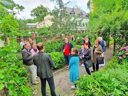 »Dieses Glas dem guten Geist« Vergnügliche Weinprobe im Garten des Schillerhauses in Leipzig-Gohlis
