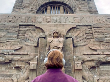 Künstlerische Intervention „Gemischte Gefühle in kriegerischen Zeiten” am Völkerschlachtdenkmal Leipzig