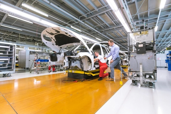 Uni-Projektmitarbeiter Marcel Krause gibt einem Porsche-Mitarbeiter Tipps für eine bessere Körperhaltung