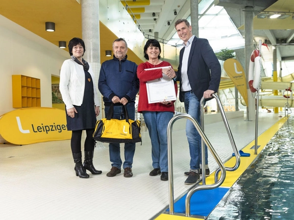 Dr. Brigitte Teltscher und Martin Gräfe begrüßen Heike Franke mit Ehemann Thomas Franke als 1-millionsten-Badegast in Leipzigs Schwimmhallen in diesem Jahr, Foto: Leipziger Gruppe