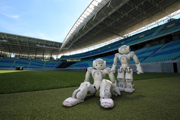 RoboCup 2017 in Japan: zwei Fußballroboter der HTWK Leipzig. Das Nao-Team der Hochschule reist als Vorjahresdritter nach Nagoya, denn vor einem Jahr holten die kickenden Roboter Bronze beim Turnier, das daheim in Leipzig stattfand.i