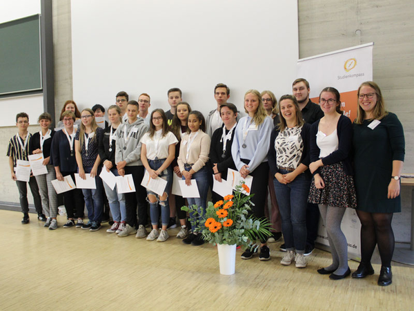 18 Jugendliche aus Halle und Leipzig starten in den Studienkompass, Foto: Stiftung der Deutschen Wirtschaft gGmbH