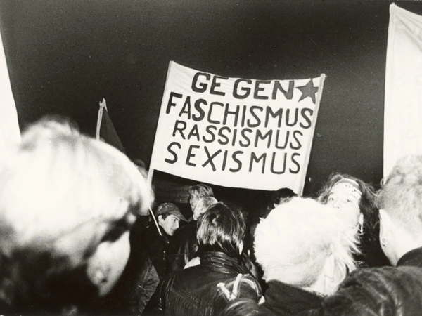 Jugendliche Protestierende mit antifaschistischem Transparent auf Leipziger Montagsdemonstration, 20.11.1989, Foto: Maria Notbohm, Bildrechte: Stadtgeschichtliches Museum Leipzig, Inv.-Nr. F/10014/1990