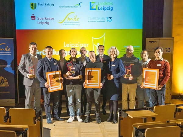 Die Rektorin der Universität Leipzig, Prof. Dr. Eva Inés Obergfell (4.v.r.) mit den Laudator:innen und Preisträgern der Leipziger Gründungsnacht. Foto: Swen Reichhold