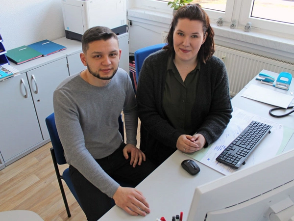 Ausbildung bei Lipsia: Melanie Weidner hat sie mit Bravour gemeistert, Ilias Tzegka ist mitten dabei, Foto: W&R IMMOCOM