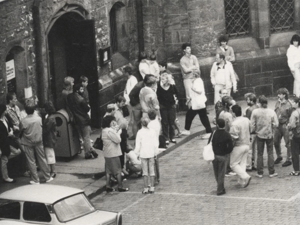 Foto aus Beobachtungsmaßnahme der Stasi bei Friedensgebet in der Leipziger Nikolaikirche, August 1989. Quelle: Bundesarchiv