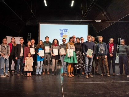 Mehrweg plus Kunst: 1. Platz des „Allerlei to go“-Wettbewerbs geht in die Georg-Schumann-Straße