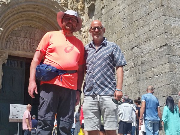Henry Neumann und Heiko Fischer vor der Kathedrale in Santiago, Foto: privat