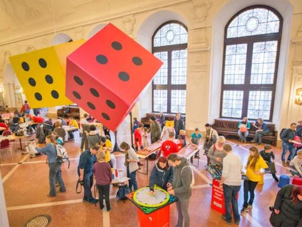 Gemeinsam spielen macht Spaß. Die Spielangebote in der oberen Wandelhalle bieten für jeden Geschmack etwas. Foto: Eric Kemnitz