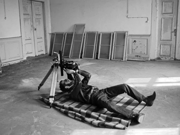Gerhard Hopf bei der Aufnahme der Deckenmalerei im Barock-Schloss Wiederau bei Leipzig, Herbst 1983, Foto: Gerhard Hopf