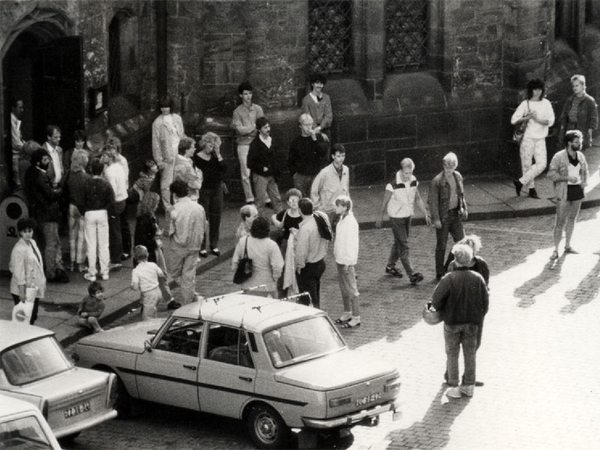 Überwachungsfoto des MfS vom Nikolaikirchhof (Herbst 1989), Quelle: BArch, MfS, BV Leipzig, KD Leipzig-Land, Nr. 05048, Foto 296