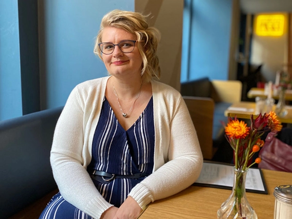 Jessica Zenker ist Biologin und backt ehrenamtlich Waffeln für die HospizbewohnerInnen. Foto: Hospiz Villa Auguste Leipzig