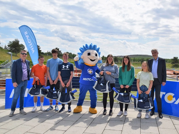 Siegerehrung: SportOberschule Leipzig gewinnt 13. MITGAS Schüler-Rafting im Kanupark, Foto: Mandy Werner / unikumarketing