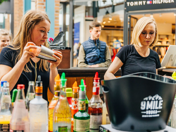 An der Cocktailbar werden Spenden für einen guten Zweck gesammelt., Foto: NEINVER / Philipp Kirschner