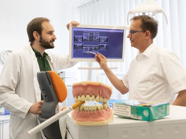 Zahnmedizin-Experten des UKL: PD Dr. Gerhard Schmalz und Prof. Dirk Ziebolz, Foto: UKL / Stefan Straube